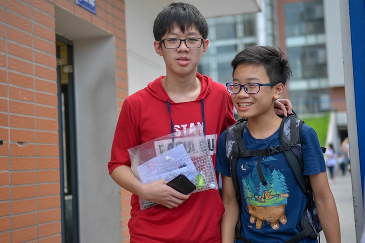 Thí sinh trường Amsterdam thở phào, cười rạng rỡ kết thúc bài thi chuyên - Ảnh 3. Thí sinh trường Amsterdam thở phào, cười rạng rỡ kết thúc bài thi chuyên - Ảnh 3.