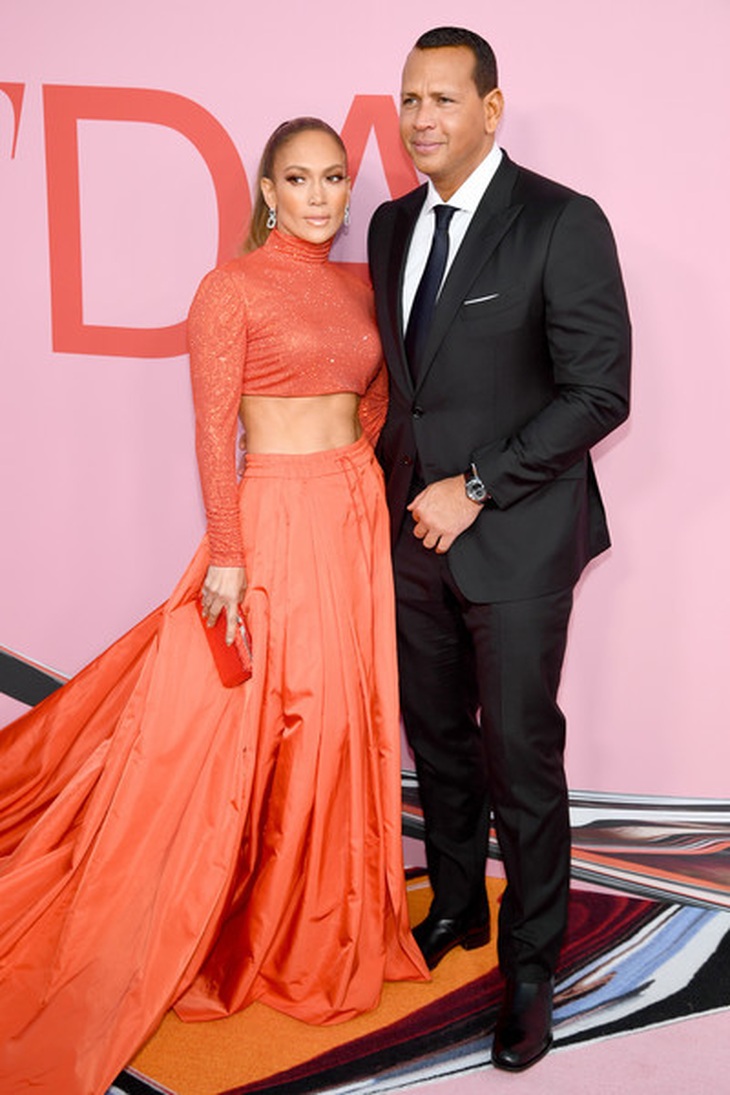 Jennifer Lopez khoe eo săn chắc dự sự kiện cùng bồ trẻ - Ảnh 3. Jennifer Lopez khoe eo săn chắc dự sự kiện cùng bồ trẻ - Ảnh 3.