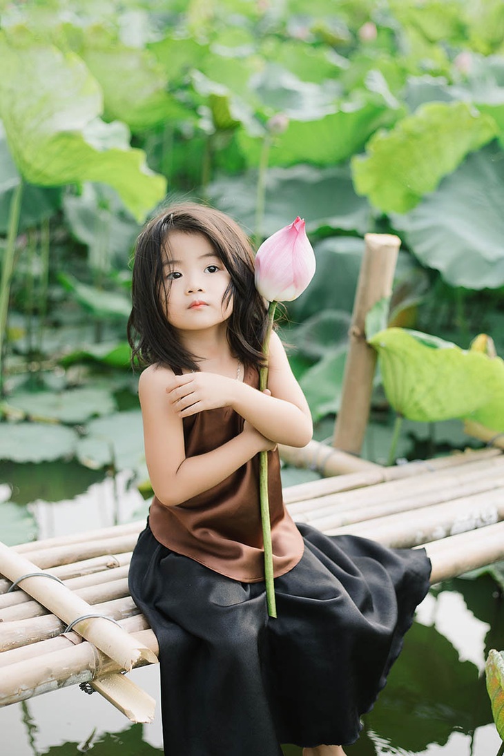 Bé gái Bắc Ninh xinh như thiên thần bên hoa sen - Ảnh 9. Bé gái Bắc Ninh xinh như thiên thần bên hoa sen - Ảnh 9.