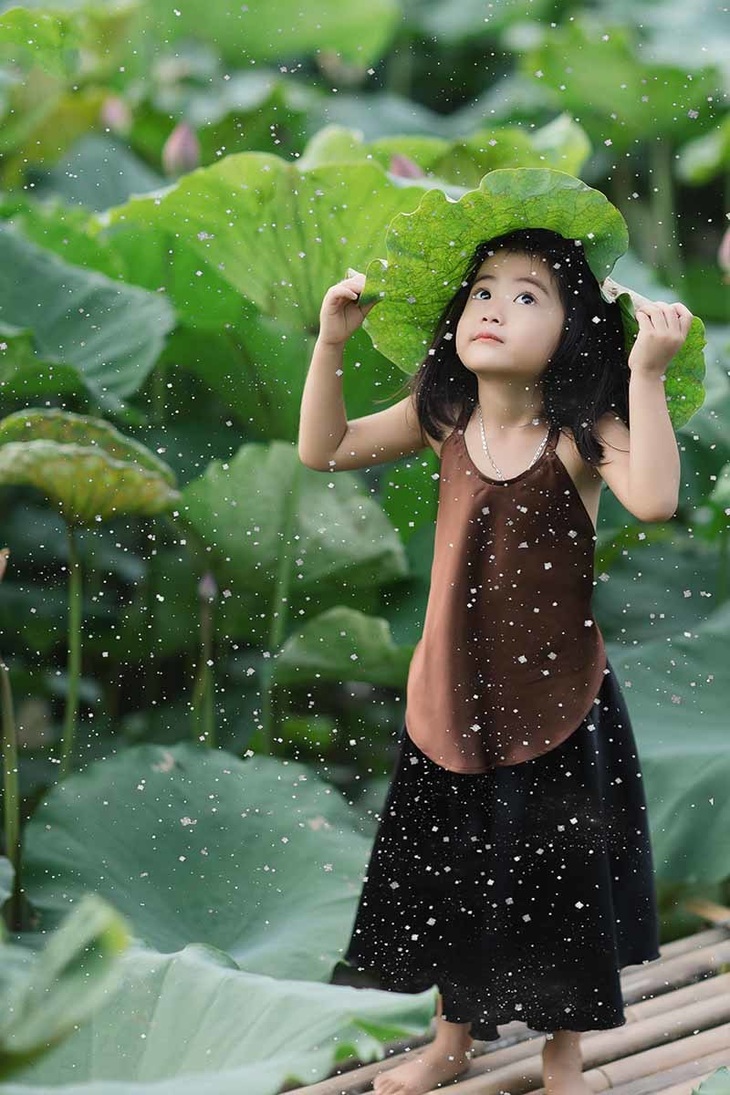 Bé gái Bắc Ninh xinh như thiên thần bên hoa sen - Ảnh 8. Bé gái Bắc Ninh xinh như thiên thần bên hoa sen - Ảnh 8.