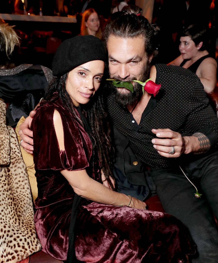 Vua Thủy Tề Jason Momoa mặc áo xuyên thấu đi xem thời trang cùng vợ U60 - Ảnh 9. Vua Thủy Tề Jason Momoa mặc áo xuyên thấu đi xem thời trang cùng vợ U60 - Ảnh 9.