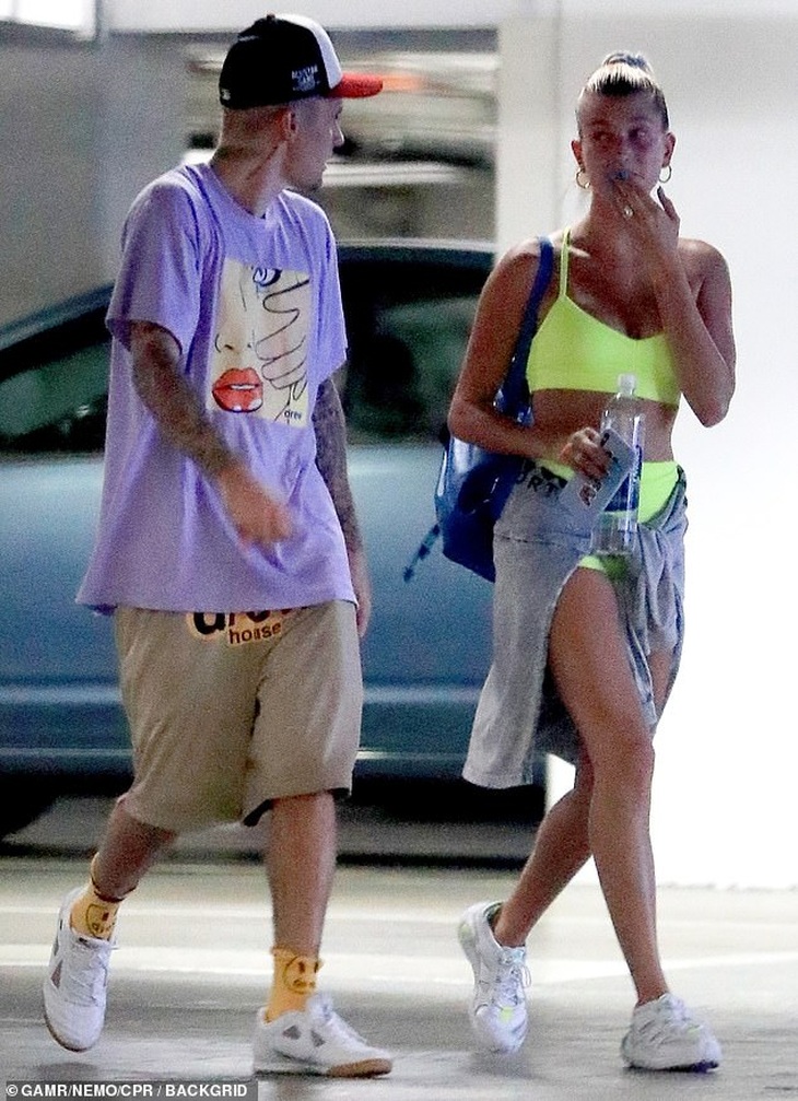 Justin Bieber và vợ dạo phố cuối tuần - Ảnh 4.
