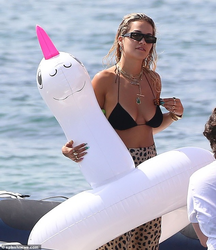 Rita Ora khoe ngực đầy trong kỳ nghỉ hè - Ảnh 5. Rita Ora khoe ngực đầy trong kỳ nghỉ hè - Ảnh 5.