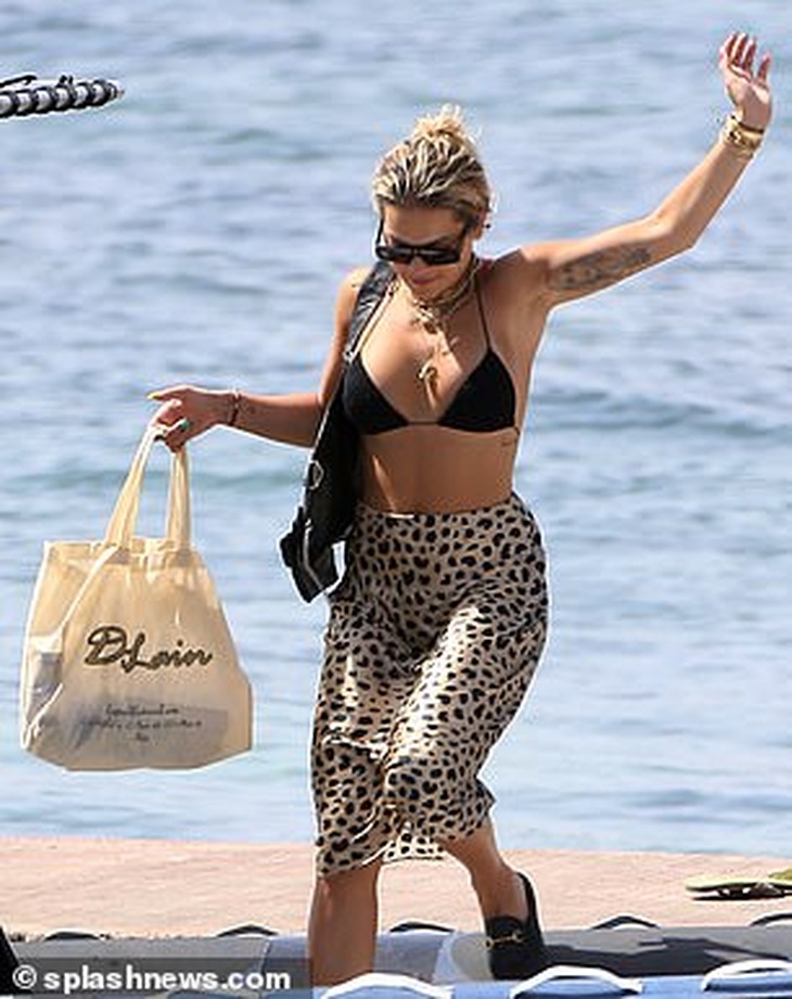 Rita Ora khoe ngực đầy trong kỳ nghỉ hè - Ảnh 8. Rita Ora khoe ngực đầy trong kỳ nghỉ hè - Ảnh 8.