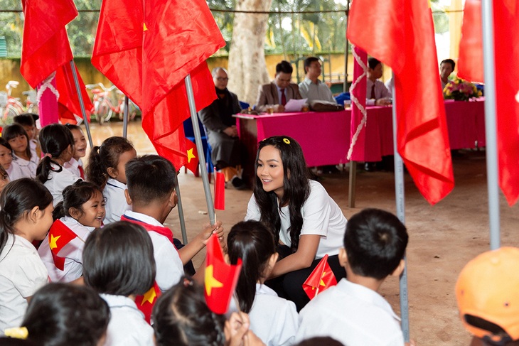 Hoa hậu H’hen Niê đi xe máy về trường cấp 1 tham dự lễ khai giảng - Ảnh 4. Hoa hậu H’hen Niê đi xe máy về trường cấp 1 tham dự lễ khai giảng - Ảnh 4.