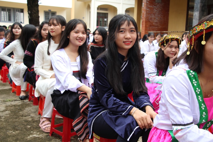 Đắk Lắk: Nữ sinh các dân tộc xinh xắn trong ngày khai trường - Ảnh 3.