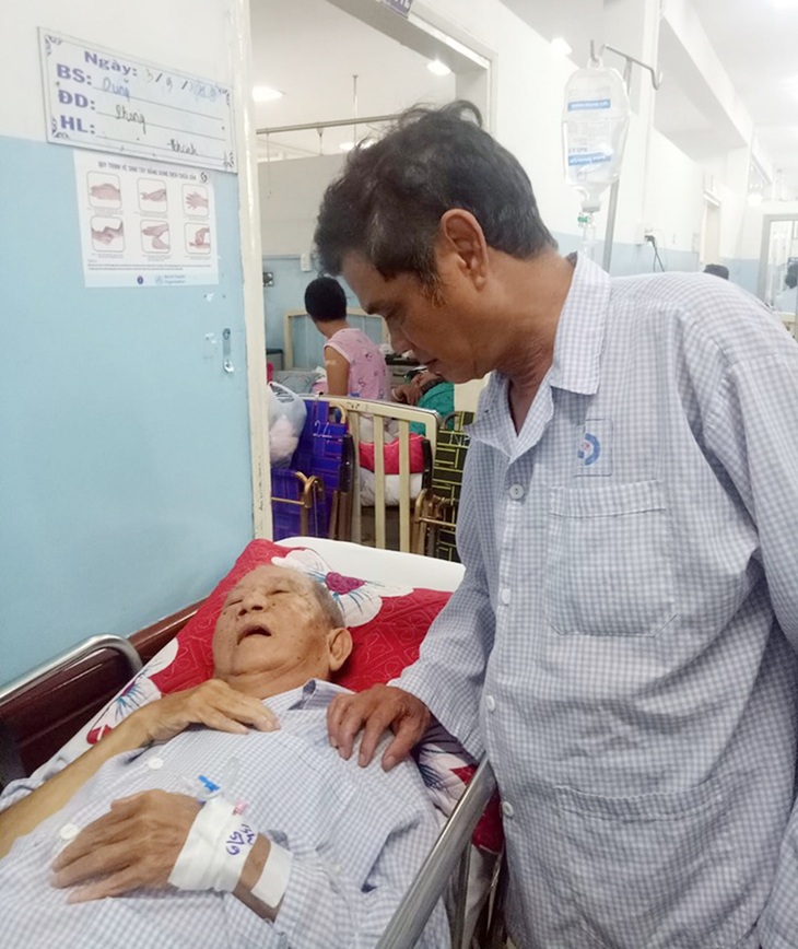 Nghệ sĩ Mạc Can nhập viện vì ngã xe - Ảnh 2. Nghệ sĩ Mạc Can nhập viện vì ngã xe - Ảnh 2.