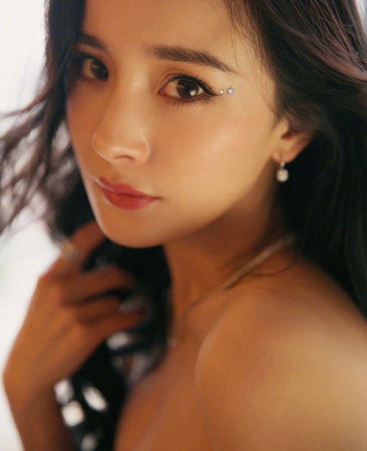 Dương Mịch gợi cảm và bốc lửa hơn sau khi ly hôn - Ảnh 8. Dương Mịch gợi cảm và bốc lửa hơn sau khi ly hôn - Ảnh 8.