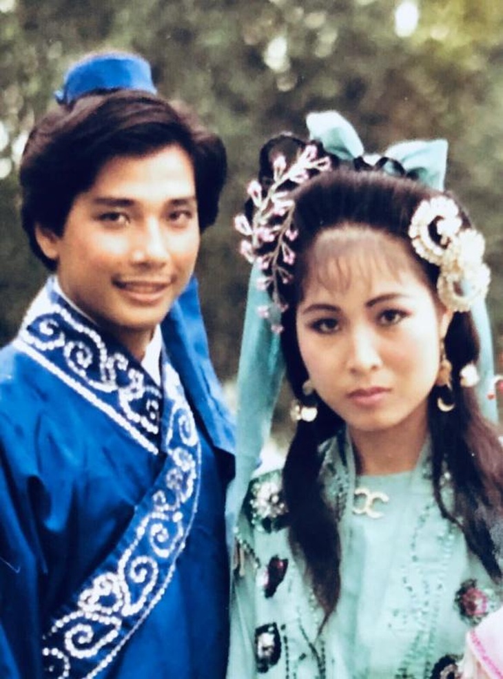 NSND Hồng Vân tung ảnh hiếm với Lê Tuấn Anh, hé lộ nơi tình yêu bắt đầu... - Ảnh 1. NSND Hồng Vân tung ảnh hiếm với Lê Tuấn Anh, hé lộ nơi tình yêu bắt đầu... - Ảnh 1.