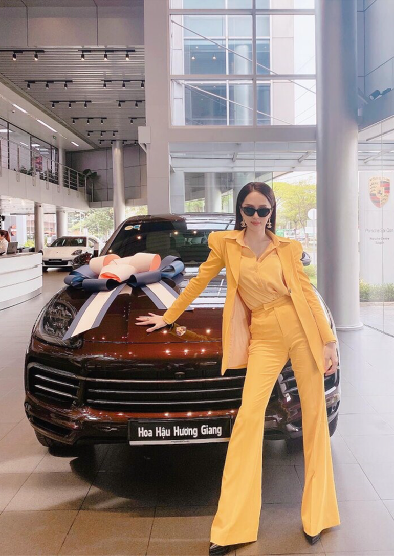 Chân dài đi xe 70 tỷ đồng và loạt mỹ nhân Việt gây choáng bởi xe sang - 4 Chân dài đi xe 70 tỷ đồng và loạt mỹ nhân Việt gây choáng bởi xe sang - 4