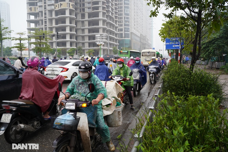 Thanh tra đường nhồi cao ốc Lê Văn Lương - Tố Hữu, lộ đầy rẫy vi phạm - 3