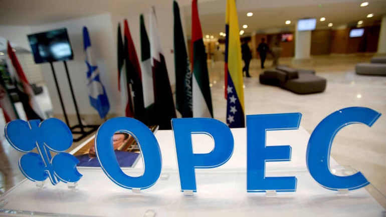 OPEC+ đồng ý tăng sản lượng giữa lúc thị trường dầu sôi sục - 1