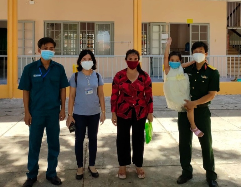 Bé 4 tuổi một mình nhận tro cốt mẹ và cái chắp tay níu chân người chiến sĩ - 3 Bé 4 tuổi một mình nhận tro cốt mẹ và cái chắp tay níu chân người chiến sĩ - 3