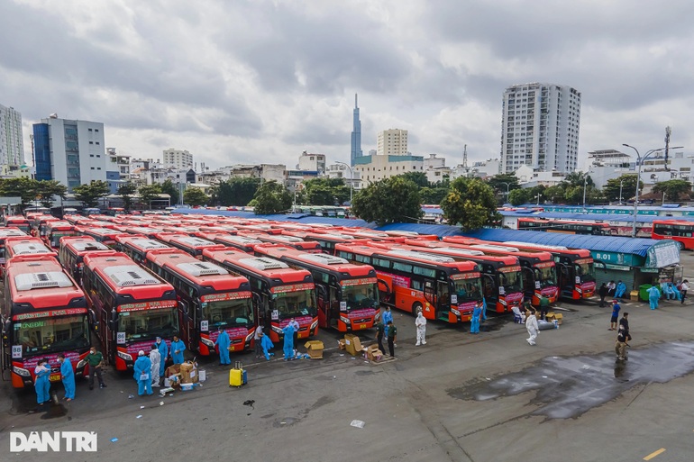 TPHCM: Tặng 35.000 vé xe, tàu, máy bay về quê cho người lao động khó khăn - 2