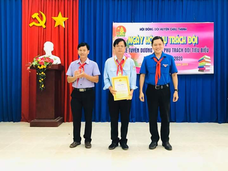 Cảm phục thầy giáo bán vé số để giúp đỡ học sinh nghèo - 2 Cảm phục thầy giáo bán vé số để giúp đỡ học sinh nghèo - 2
