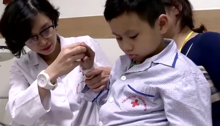 Bé trai bị ung thư máu may mắn tìm được giải pháp - 3 Bé trai bị ung thư máu may mắn tìm được giải pháp - 3