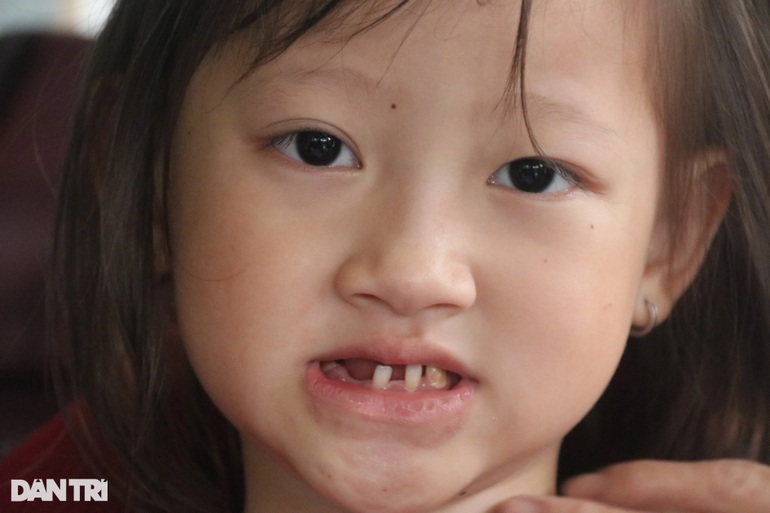 Thương cảnh ông cháu nghèo bệnh tật đành ôm nhau ở nhà chờ chết - 4 Thương cảnh ông cháu nghèo bệnh tật đành ôm nhau ở nhà chờ chết - 4