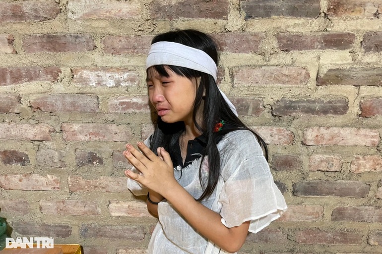 Nghẹn lòng bé 9 tuổi không cha, mồ côi mẹ, lay lắt cùng ông bà nghèo khó - 1 Nghẹn lòng bé 9 tuổi không cha, mồ côi mẹ, lay lắt cùng ông bà nghèo khó - 1