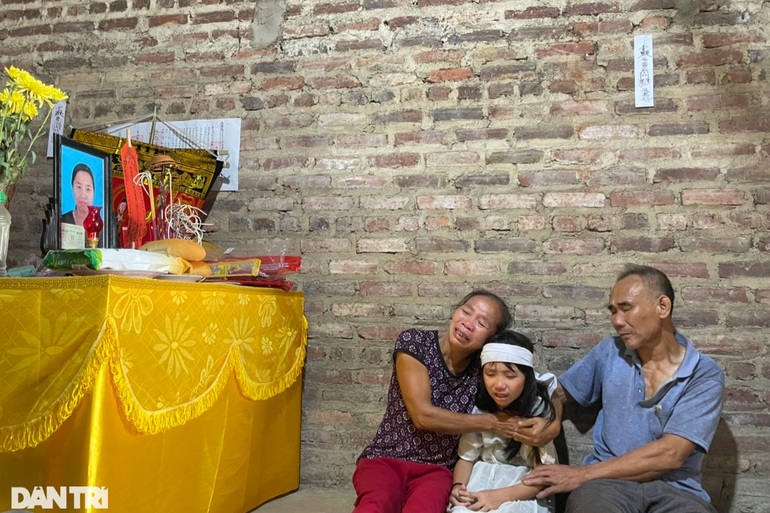Nghẹn lòng bé 9 tuổi không cha, mồ côi mẹ, lay lắt cùng ông bà nghèo khó - 4 Nghẹn lòng bé 9 tuổi không cha, mồ côi mẹ, lay lắt cùng ông bà nghèo khó - 4