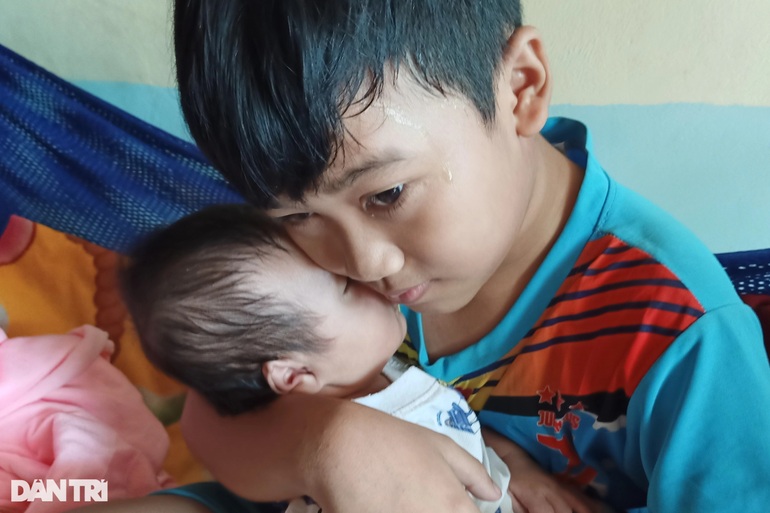 Mẹ mất vì Covid-19, 3 đứa trẻ thơ như chim vỡ tổ bấu víu ngoại nghèo - 5 Mẹ mất vì Covid-19, 3 đứa trẻ thơ như chim vỡ tổ bấu víu ngoại nghèo - 5