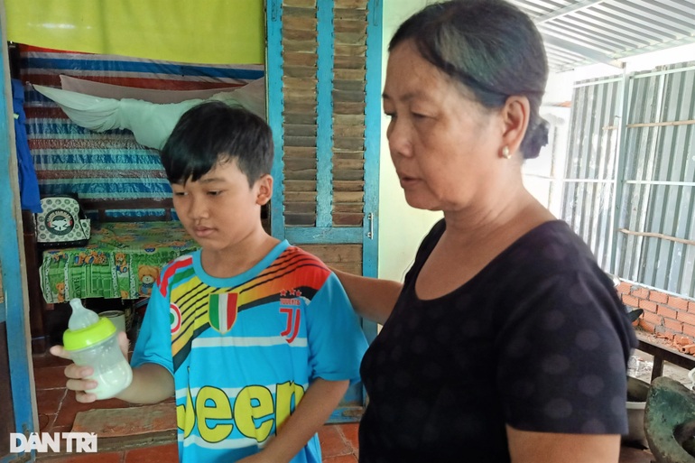 Mẹ mất vì Covid-19, 3 đứa trẻ thơ như chim vỡ tổ bấu víu ngoại nghèo - 6 Mẹ mất vì Covid-19, 3 đứa trẻ thơ như chim vỡ tổ bấu víu ngoại nghèo - 6
