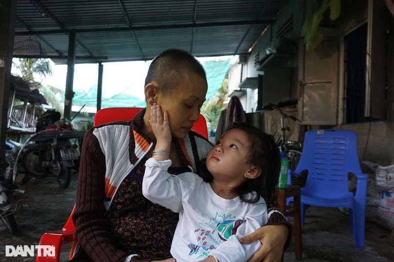 Bố mất vì Covid-19, mẹ ung thư, 2 em nhỏ ngơ ngác chưa biết trôi dạt về đâu - 4 Bố mất vì Covid-19, mẹ ung thư, 2 em nhỏ ngơ ngác chưa biết trôi dạt về đâu - 4