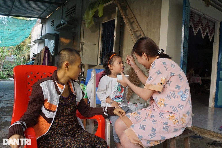 Bố mất vì Covid-19, mẹ ung thư, 2 em nhỏ ngơ ngác chưa biết trôi dạt về đâu - 3 Bố mất vì Covid-19, mẹ ung thư, 2 em nhỏ ngơ ngác chưa biết trôi dạt về đâu - 3
