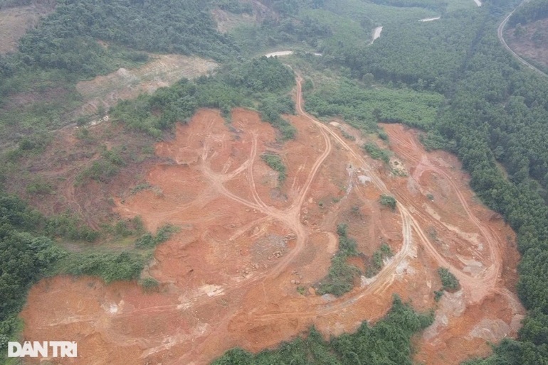 Cận cảnh mỏ khoáng sản lậu quy mô lớn vừa bị phát hiện tại Quảng Bình - 1