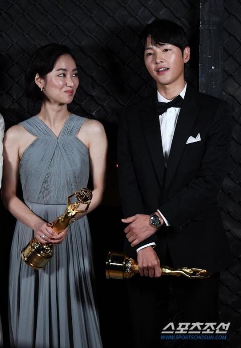 2 năm sau ly hôn Song Hye Kyo, Song Joong Ki bị bắt gặp hò hẹn