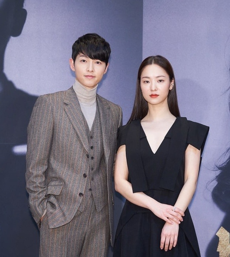 2 năm sau ly hôn Song Hye Kyo, Song Joong Ki bị bắt gặp hò hẹn