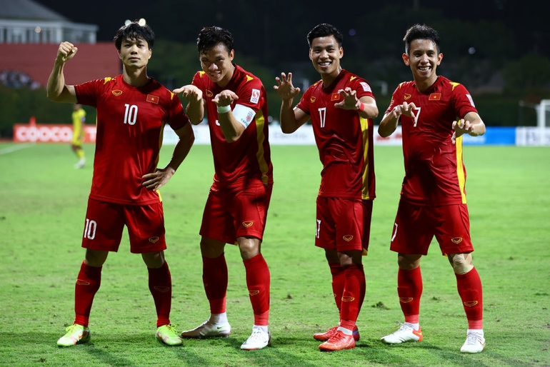 Màn ăn mừng của các cầu thủ đội tuyển Việt Nam chắc chắn sẽ khiến bạn cảm thấy rung động. Họ luôn biết cách thể hiện niềm vui của mình sau những trận đấu đầy cam go. Hãy cùng chứng kiến màn ăn mừng đầy phấn khích của đội tuyển Việt Nam.