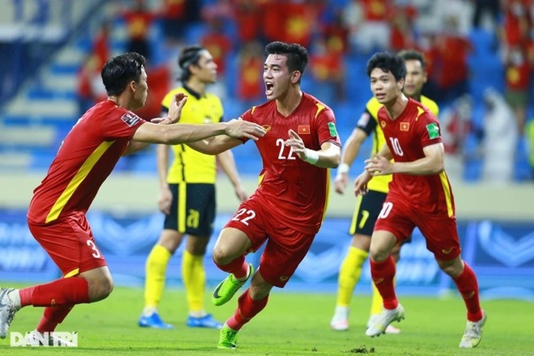 Việt Nam 3-0 Malaysia: Quang Hải, Công Phượng, Hoàng Đức đặt dấu ấn - 4 Việt Nam 3-0 Malaysia: Quang Hải, Công Phượng, Hoàng Đức đặt dấu ấn - 4