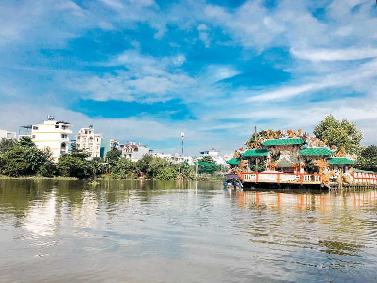 A 300-year-old temple floating in the middle of the Saigon River, customers queuing for a ferry to find mysterious history - 1