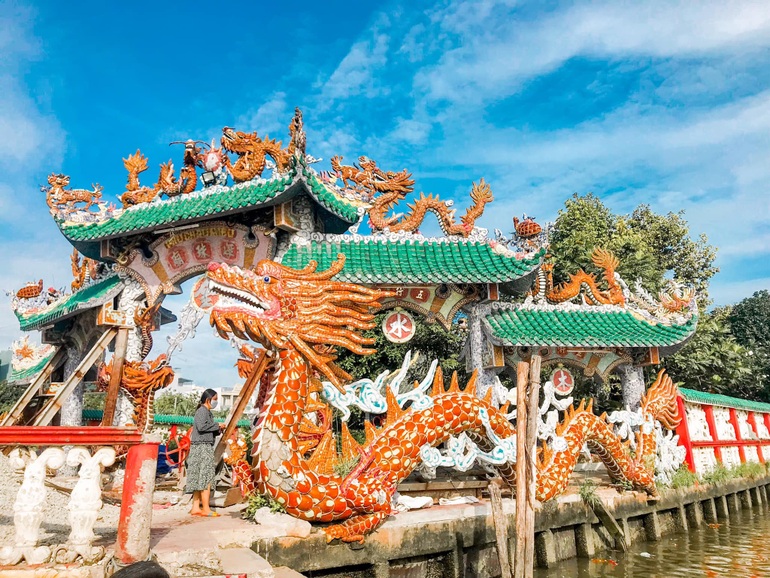 Ngôi miếu 300 năm lênh đênh giữa sông Sài Gòn, khách xếp hàng chờ đò đi tìm lịch sử kì bí - 4