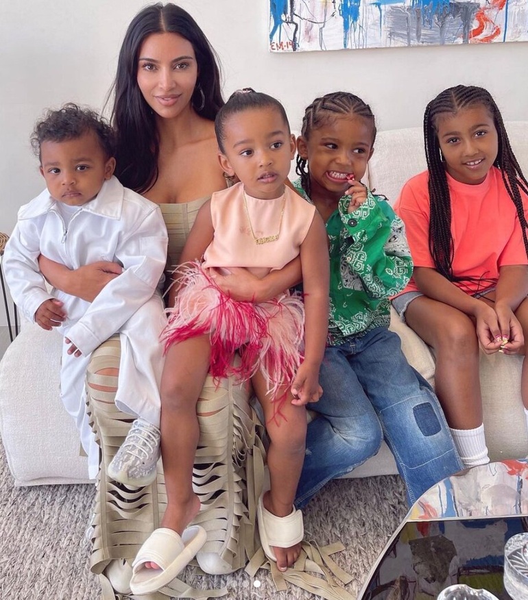 Kim Kardashian chơi sang mùa giáng sinh - 1 Kim Kardashian chơi sang mùa giáng sinh - 1