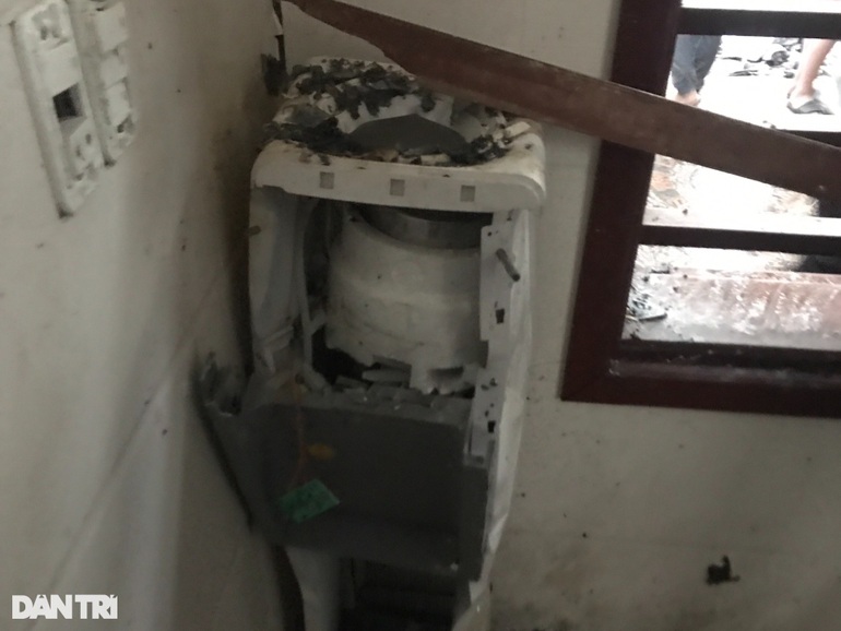 Sau tiếng nổ như bom, một người nhập viện, ngôi nhà 2 tầng vỡ toác - 4 Sau tiếng nổ như bom, một người nhập viện, ngôi nhà 2 tầng vỡ toác - 4