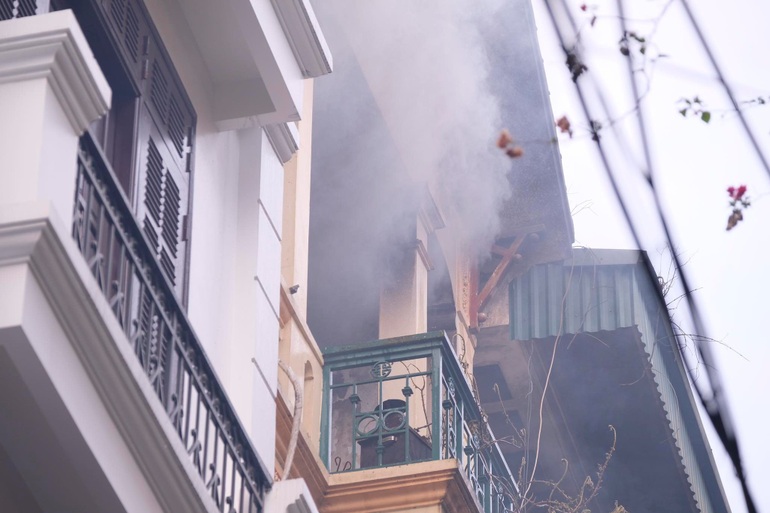 Cháy nhà 4 tầng ở Hà Nội, nhiều người hoảng loạn - 1