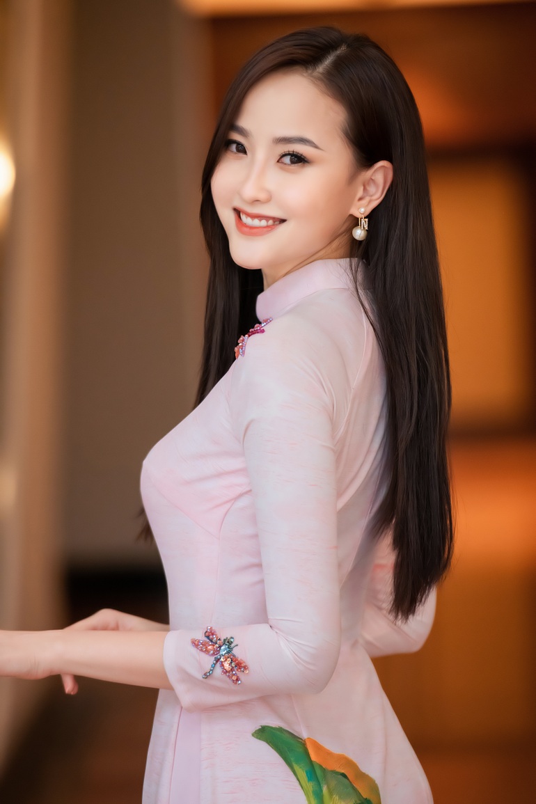 Hoa hậu Khánh Ngân, Ngọc Hân bất ngờ chọn cùng tông áo dài - 4