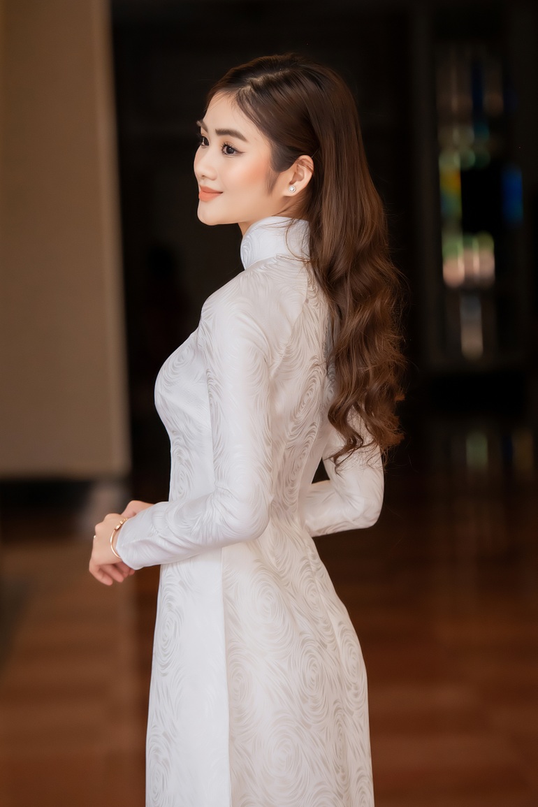 Hoa hậu Khánh Ngân, Ngọc Hân bất ngờ chọn cùng tông áo dài - 8