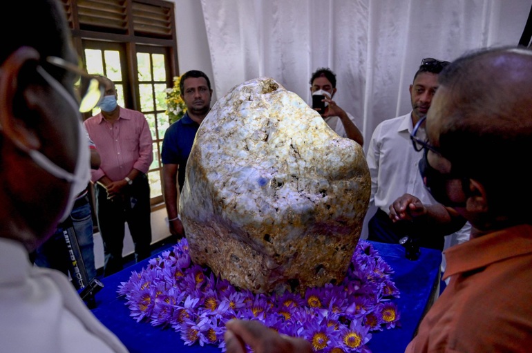 Cận cảnh viên đá quý sapphire 310kg lớn nhất thế giới vừa đào được - 2
