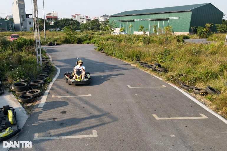 Khách Tây đua xe công thức 1 đánh võng, lượn cua điêu luyện ở Hà Nội - 3 Khách Tây đua xe công thức 1 đánh võng, lượn cua điêu luyện ở Hà Nội - 3