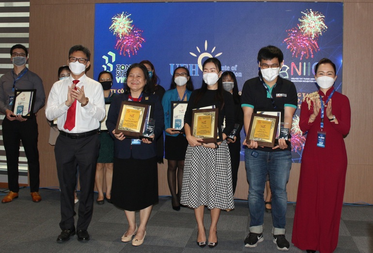 Đại diện các trường đại học nhận giải ở hạng mục đóng góp tích cực cho hoạt động khởi nghiệp đổi mới sáng tạo