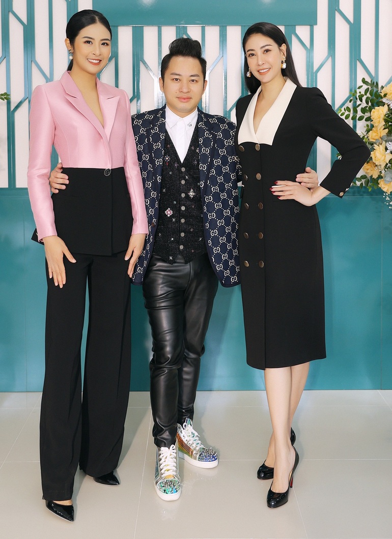 Ca sĩ Tùng Dương hát nhạc Phú Quang tặng đạo diễn Đoàn Thúy Phương - 2 Ca sĩ Tùng Dương hát nhạc Phú Quang tặng đạo diễn Đoàn Thúy Phương - 2