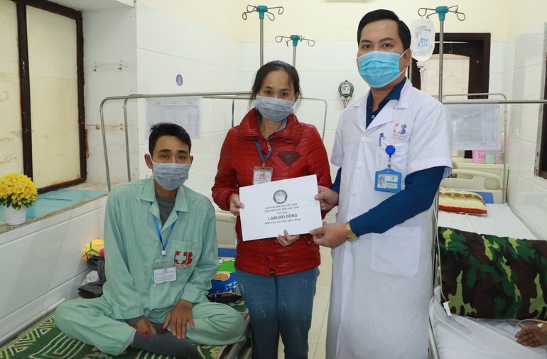 Bạn đọc Dân trí giúp đỡ cặp vợ chồng mang bệnh ung thư hơn 75 triệu đồng - 2 Bạn đọc Dân trí giúp đỡ cặp vợ chồng mang bệnh ung thư hơn 75 triệu đồng - 2