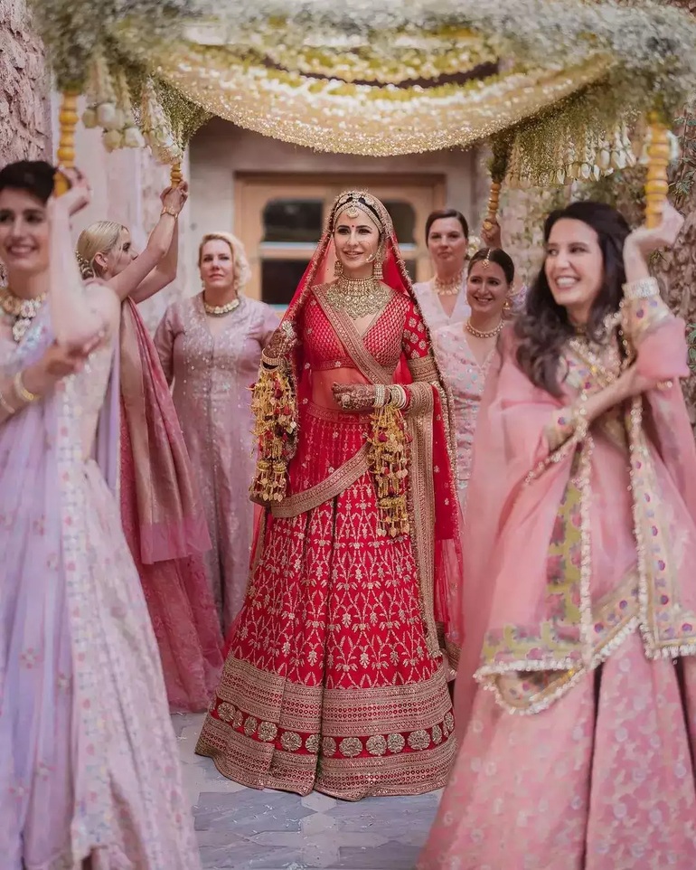 Mỹ nữ gợi cảm nhất Bollywood Katrina hé lộ ảnh cưới với phi công trẻ - 8 Mỹ nữ gợi cảm nhất Bollywood Katrina hé lộ ảnh cưới với phi công trẻ - 8