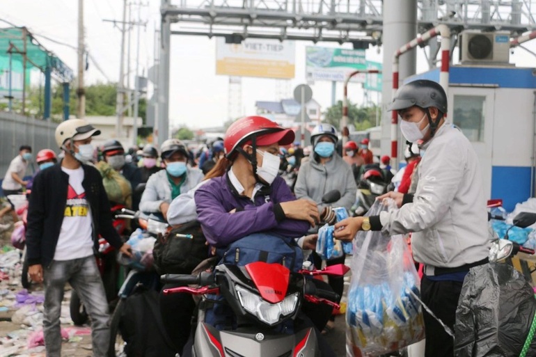 Hàng chục ngàn người rút sổ BHXH một lần - 2 Hàng chục ngàn người rút sổ BHXH một lần - 2