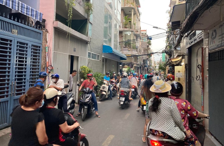 Xếp hàng ùn tắc cả phố chờ mua bánh mì ô môi đắt nhất Sài Gòn - 5 Xếp hàng ùn tắc cả phố chờ mua bánh mì ô môi đắt nhất Sài Gòn - 5