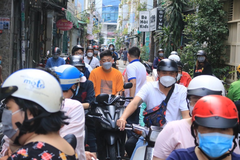 Xếp hàng ùn tắc cả phố chờ mua bánh mì ô môi đắt nhất Sài Gòn - 3 Xếp hàng ùn tắc cả phố chờ mua bánh mì ô môi đắt nhất Sài Gòn - 3