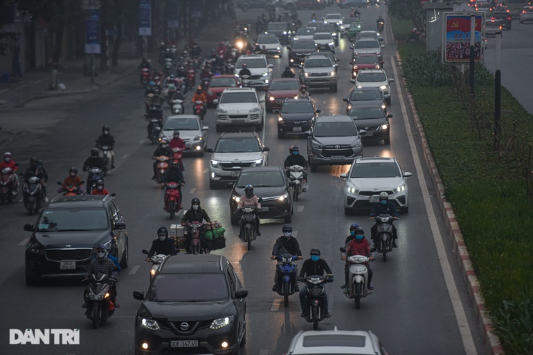 Hà Nội đặc quánh sương mù, ô tô xe máy bật đèn đi giữa ban ngày - 10 Hà Nội đặc quánh sương mù, ô tô xe máy bật đèn đi giữa ban ngày - 10