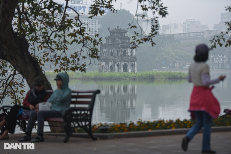 Hà Nội đặc quánh sương mù, ô tô xe máy bật đèn đi giữa ban ngày - 9 Hà Nội đặc quánh sương mù, ô tô xe máy bật đèn đi giữa ban ngày - 9